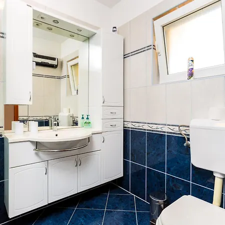 Apartment Hanna - 500m From The